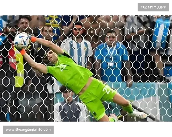 门将马丁内斯扑救后怒吼,维拉虽败斗志不减